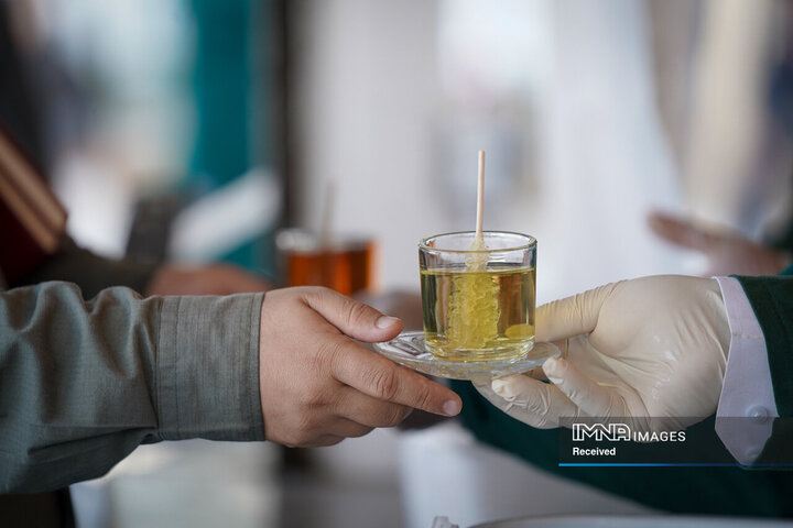 خادمی رزمندگان لشکر 14 امام حسین (ع) در چایخانه حضرت رضا (ع)