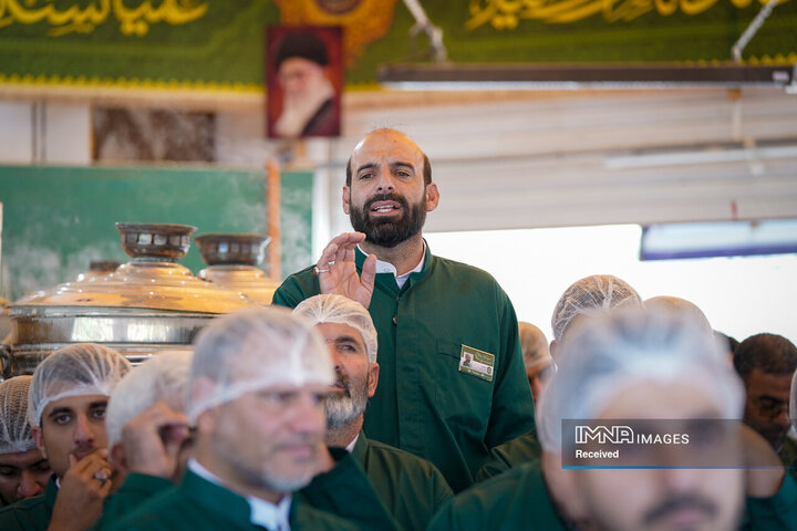 خادمی رزمندگان لشکر 14 امام حسین (ع) در چایخانه حضرت رضا (ع)