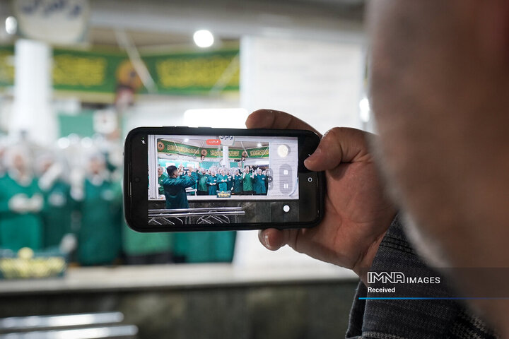 خادمی رزمندگان لشکر 14 امام حسین (ع) در چایخانه حضرت رضا (ع)