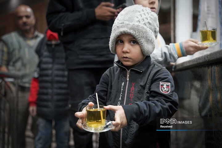 خادمی رزمندگان لشکر 14 امام حسین (ع) در چایخانه حضرت رضا (ع)