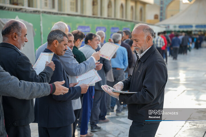 خادمی رزمندگان لشکر 14 امام حسین (ع) در چایخانه حضرت رضا (ع)