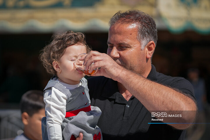 خادمی رزمندگان لشکر 14 امام حسین (ع) در چایخانه حضرت رضا (ع)