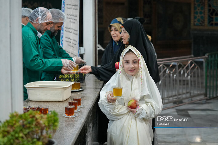 خادمی رزمندگان لشکر 14 امام حسین (ع) در چایخانه حضرت رضا (ع)