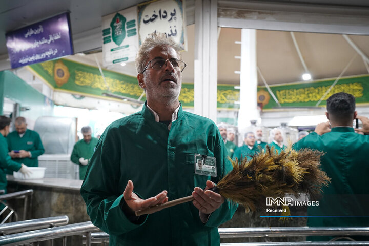 خادمی رزمندگان لشکر 14 امام حسین (ع) در چایخانه حضرت رضا (ع)