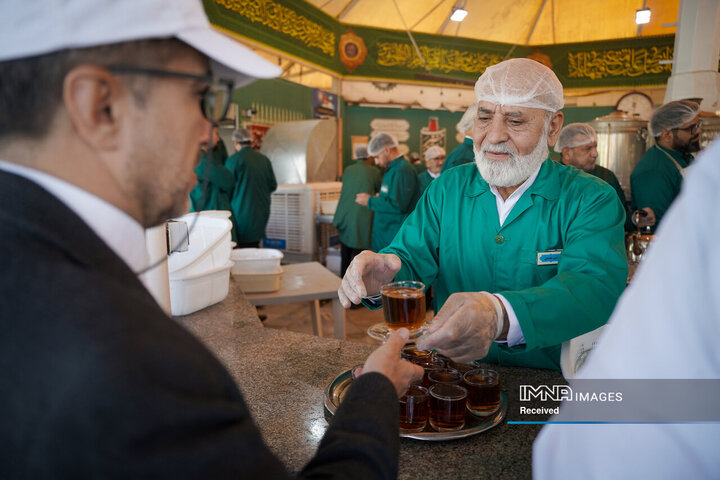 خادمی رزمندگان لشکر 14 امام حسین (ع) در چایخانه حضرت رضا (ع)