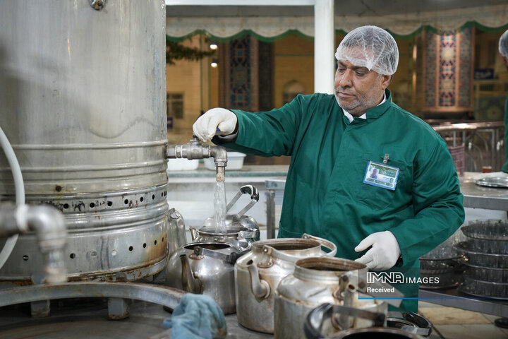 خادمی رزمندگان لشکر 14 امام حسین (ع) در چایخانه حضرت رضا (ع)