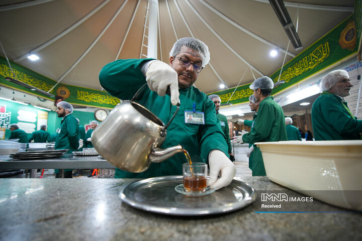 خادمی رزمندگان لشکر 14 امام حسین (ع) در چایخانه حضرت رضا (ع)