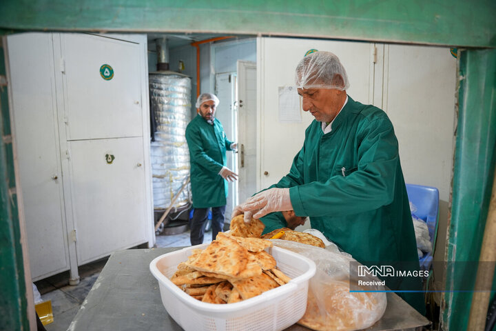 خادمی رزمندگان لشکر 14 امام حسین (ع) در چایخانه حضرت رضا (ع)