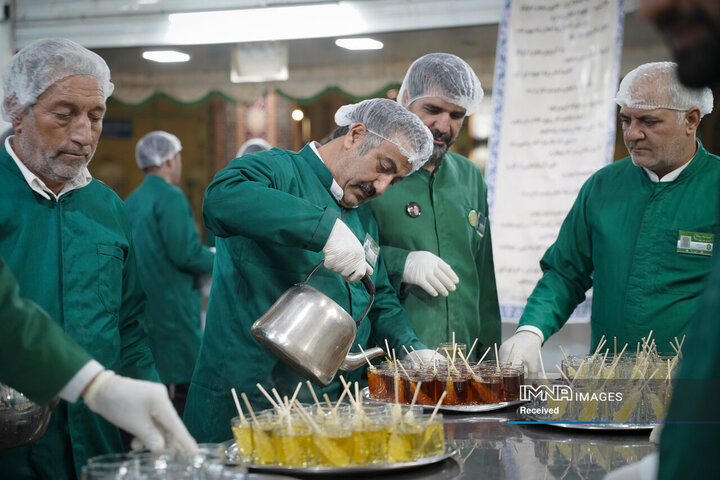 خادمی رزمندگان لشکر 14 امام حسین (ع) در چایخانه حضرت رضا (ع)