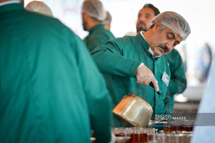 خادمی رزمندگان لشکر 14 امام حسین (ع) در چایخانه حضرت رضا (ع)