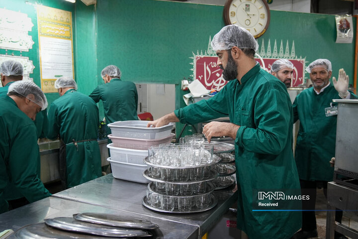 خادمی رزمندگان لشکر 14 امام حسین (ع) در چایخانه حضرت رضا (ع)