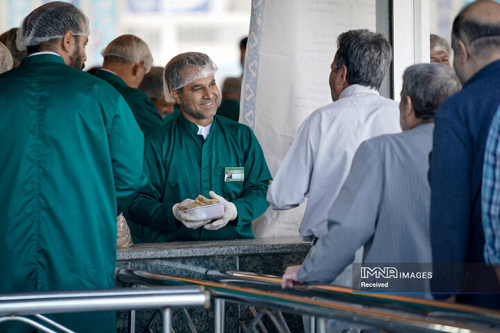 خادمی رزمندگان لشکر 14 امام حسین (ع) در چایخانه حضرت رضا (ع)