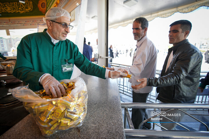 خادمی رزمندگان لشکر 14 امام حسین (ع) در چایخانه حضرت رضا (ع)