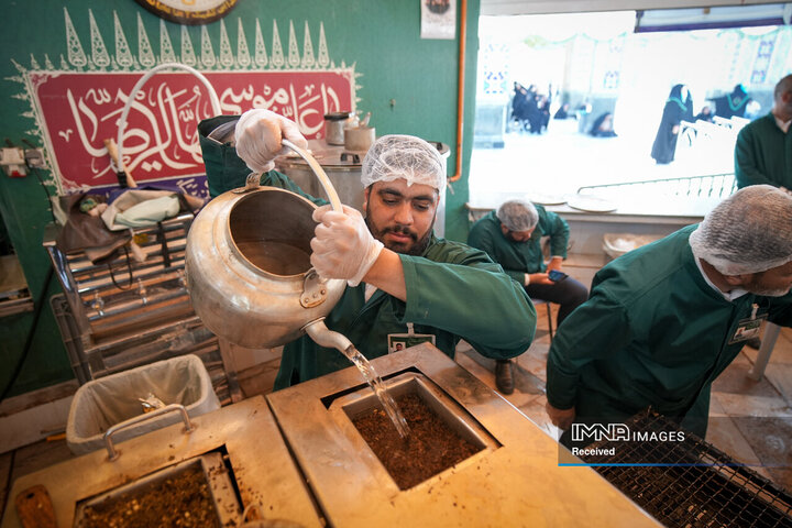 خادمی رزمندگان لشکر 14 امام حسین (ع) در چایخانه حضرت رضا (ع)