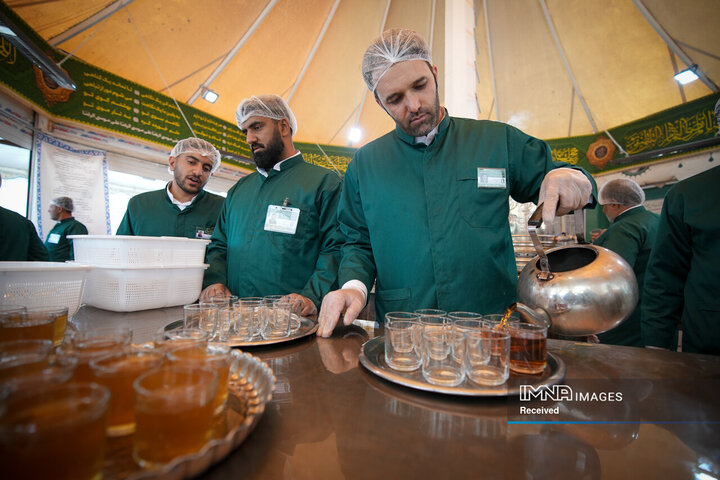 خادمی رزمندگان لشکر 14 امام حسین (ع) در چایخانه حضرت رضا (ع)