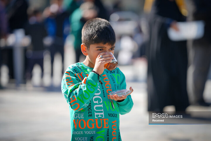 خادمی رزمندگان لشکر 14 امام حسین (ع) در چایخانه حضرت رضا (ع)