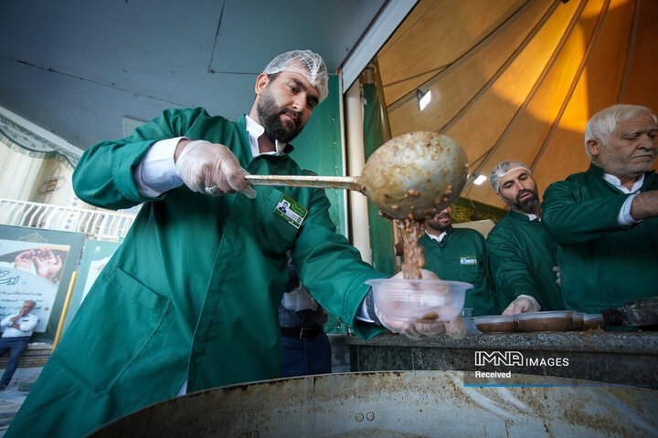 خادمی رزمندگان لشکر 14 امام حسین (ع) در چایخانه حضرت رضا (ع)