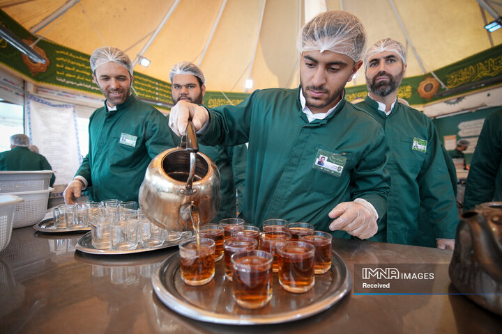 خادمی رزمندگان لشکر 14 امام حسین (ع) در چایخانه حضرت رضا (ع)
