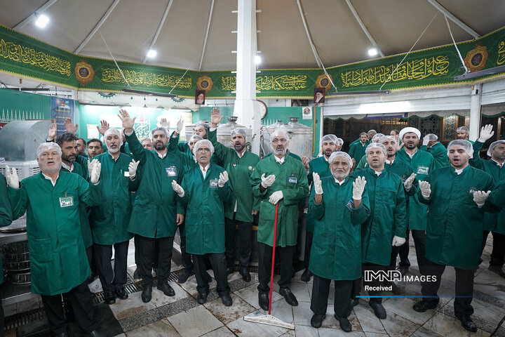 خادمی رزمندگان لشکر 14 امام حسین (ع) در چایخانه حضرت رضا (ع)