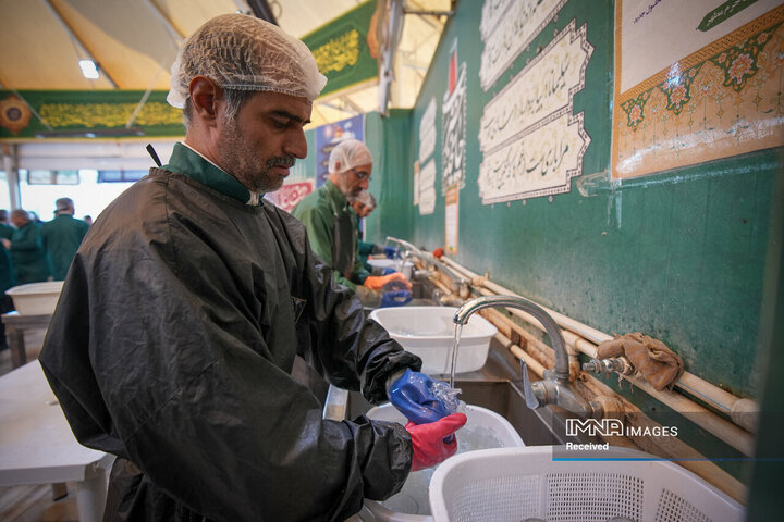 خادمی رزمندگان لشکر 14 امام حسین (ع) در چایخانه حضرت رضا (ع)