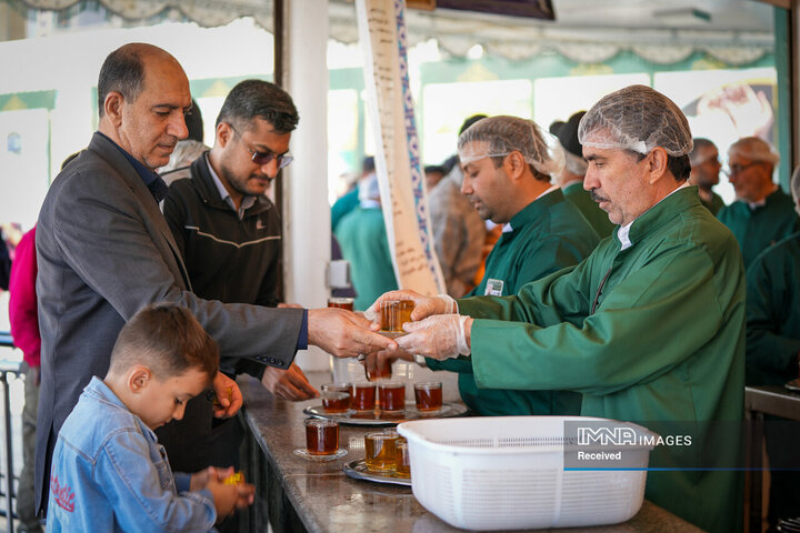 خادمی رزمندگان لشکر 14 امام حسین (ع) در چایخانه حضرت رضا (ع)