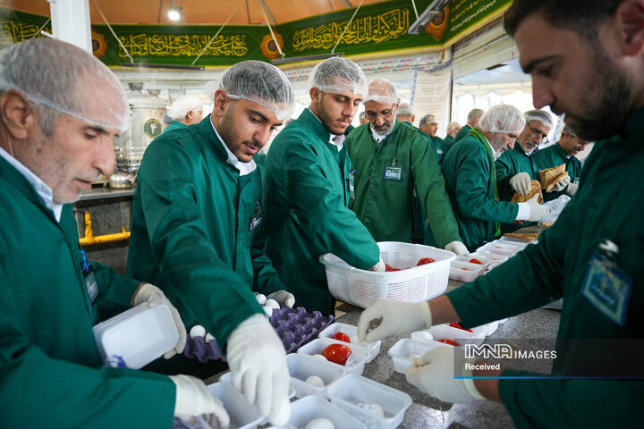 خادمی رزمندگان لشکر 14 امام حسین (ع) در چایخانه حضرت رضا (ع)