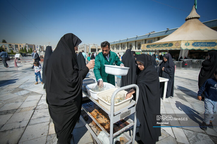 خادمی رزمندگان لشکر 14 امام حسین (ع) در چایخانه حضرت رضا (ع)
