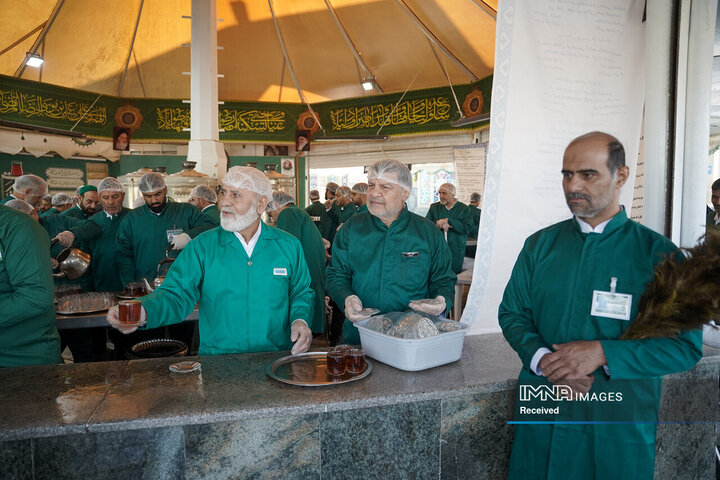 خادمی رزمندگان لشکر 14 امام حسین (ع) در چایخانه حضرت رضا (ع)
