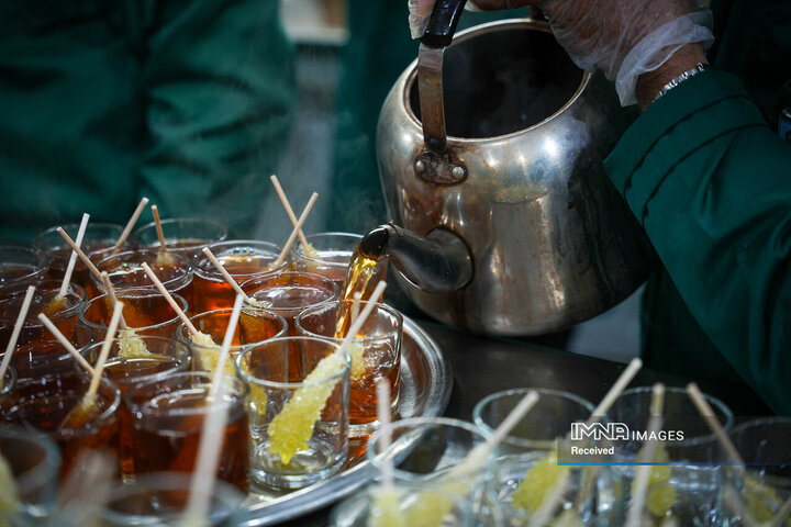 خادمی رزمندگان لشکر 14 امام حسین (ع) در چایخانه حضرت رضا (ع)