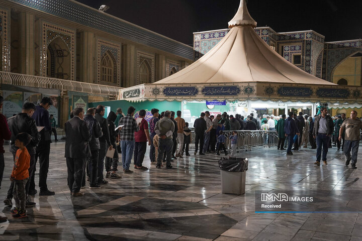 خادمی رزمندگان لشکر 14 امام حسین (ع) در چایخانه حضرت رضا (ع)