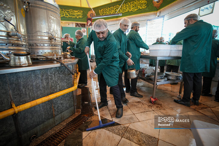 خادمی رزمندگان لشکر 14 امام حسین (ع) در چایخانه حضرت رضا (ع)