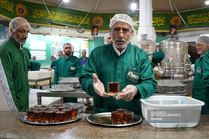 خادمی رزمندگان لشکر 14 امام حسین (ع) در چایخانه حضرت رضا (ع)
