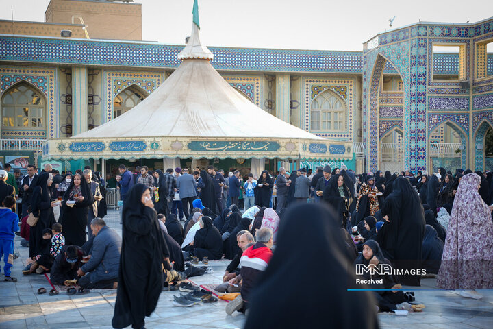 خادمی رزمندگان لشکر 14 امام حسین (ع) در چایخانه حضرت رضا (ع)