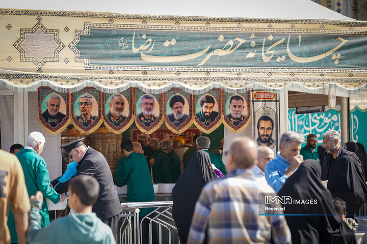 خادمی رزمندگان لشکر 14 امام حسین (ع) در چایخانه حضرت رضا (ع)