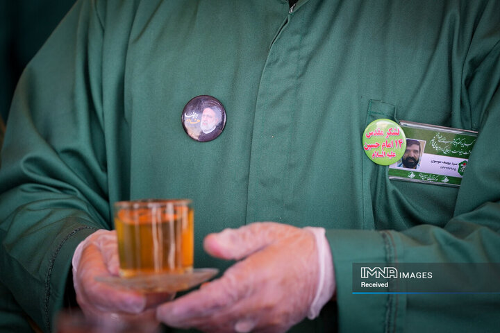 خادمی رزمندگان لشکر 14 امام حسین (ع) در چایخانه حضرت رضا (ع)