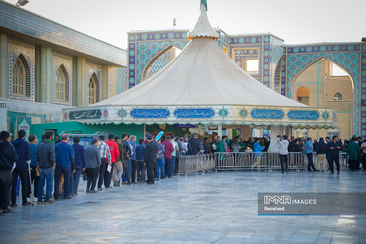 خادمی رزمندگان لشکر 14 امام حسین (ع) در چایخانه حضرت رضا (ع)