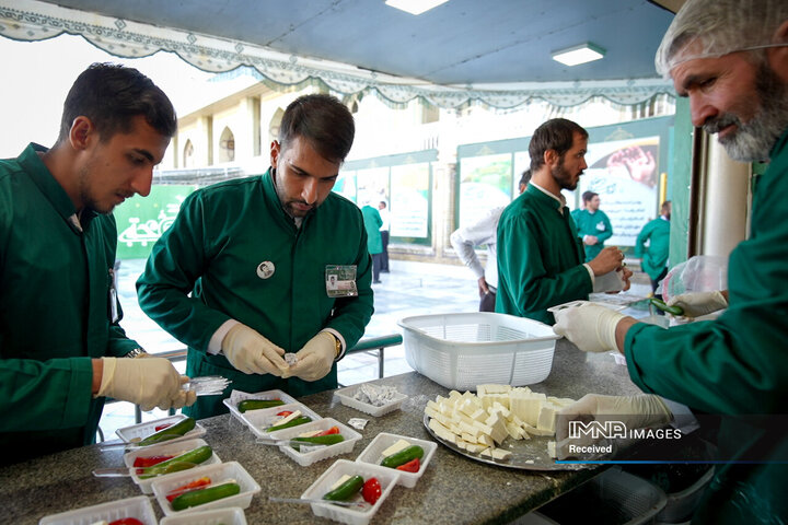 خادمی رزمندگان لشکر 14 امام حسین (ع) در چایخانه حضرت رضا (ع)