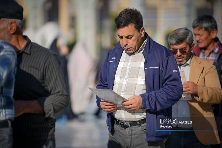 خادمی رزمندگان لشکر 14 امام حسین (ع) در چایخانه حضرت رضا (ع)