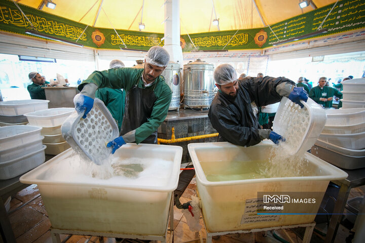 خادمی رزمندگان لشکر 14 امام حسین (ع) در چایخانه حضرت رضا (ع)