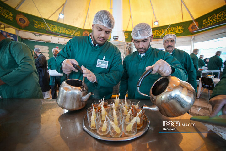 خادمی رزمندگان لشکر 14 امام حسین (ع) در چایخانه حضرت رضا (ع)