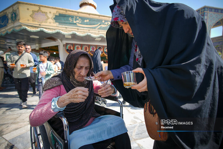 خادمی رزمندگان لشکر 14 امام حسین (ع) در چایخانه حضرت رضا (ع)