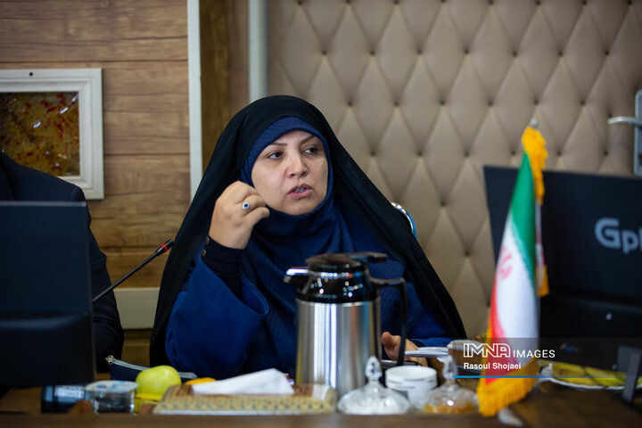 فرزانه کلاهدوزان منشی اول، عضو هیئت رئیسه کمیسیون ویژه خانواده، بانوان و جوانان شورای اسلامی شهر اصفهان