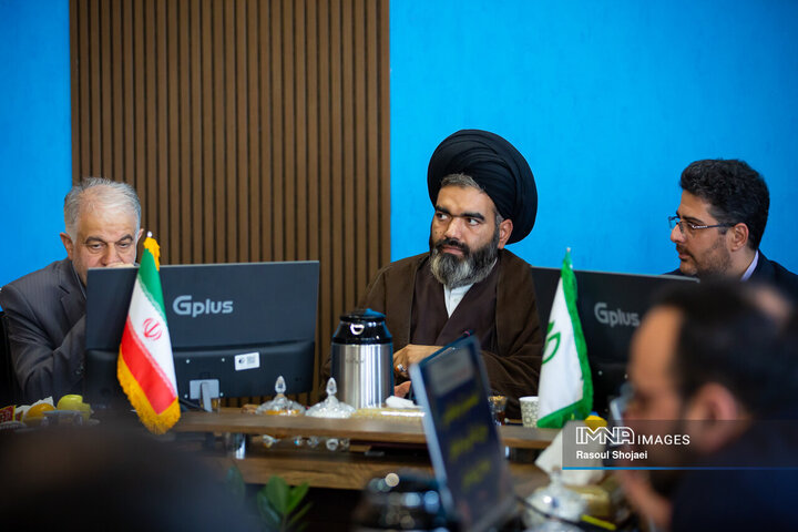 حضور اعضای شورای شهر اصفهان در شهرداری بهارستان