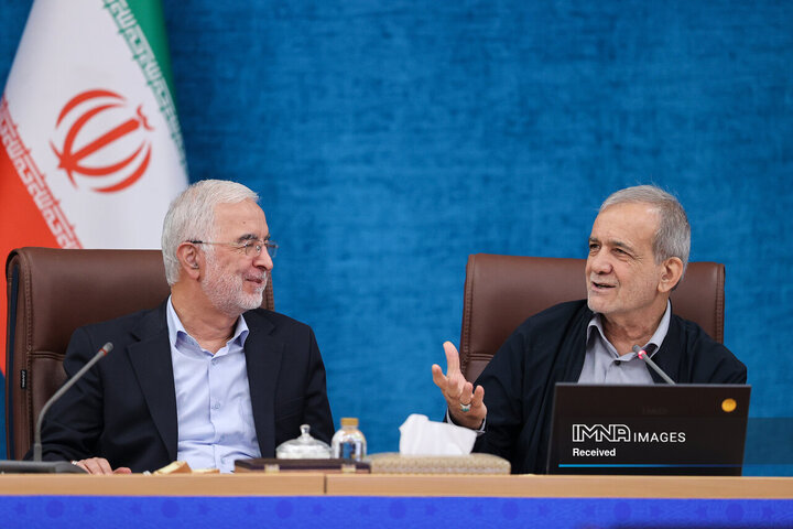 مسعود پزشکیان، رئیس جمهور در حال سخنرانی در نشست با استانداران