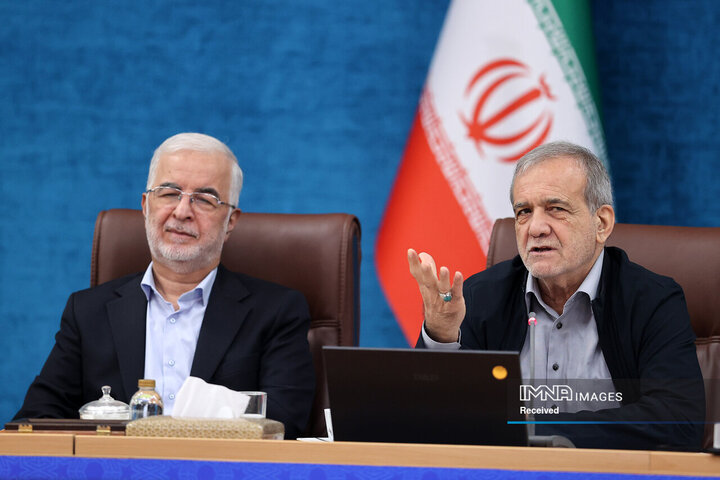 مسعود پزشکیان، رئیس جمهور در حال سخنرانی در نشست با استانداران