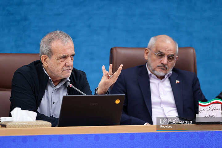 مسعود پزشکیان، رئیس جمهور در حال سخنرانی در نشست با استانداران