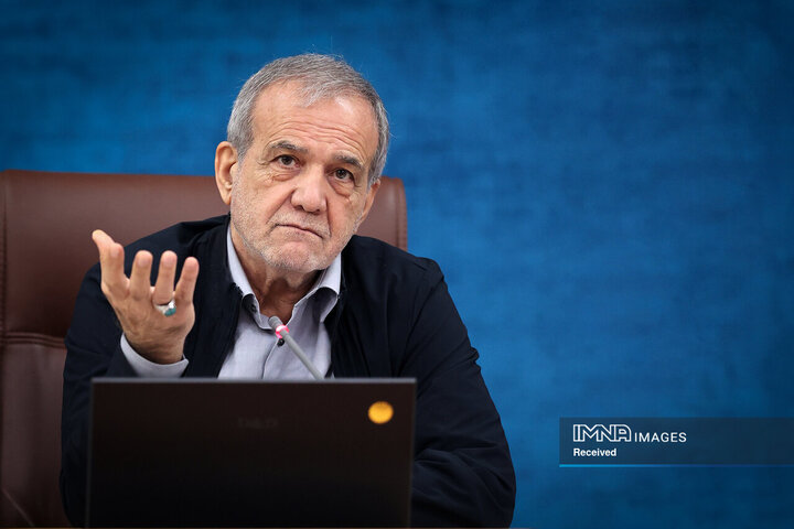 مسعود پزشکیان، رئیس جمهور در حال سخنرانی در نشست با استانداران