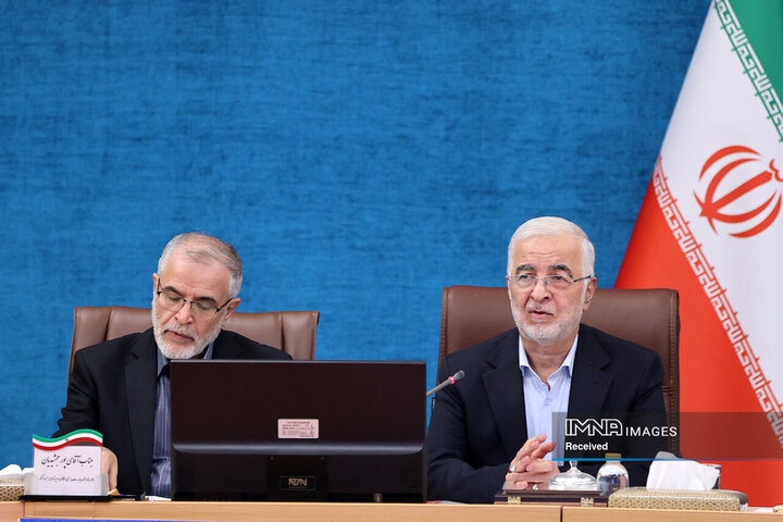 اسکندر مؤمنی، وزیر کشور در حال سخنرانی در نشست با استانداران