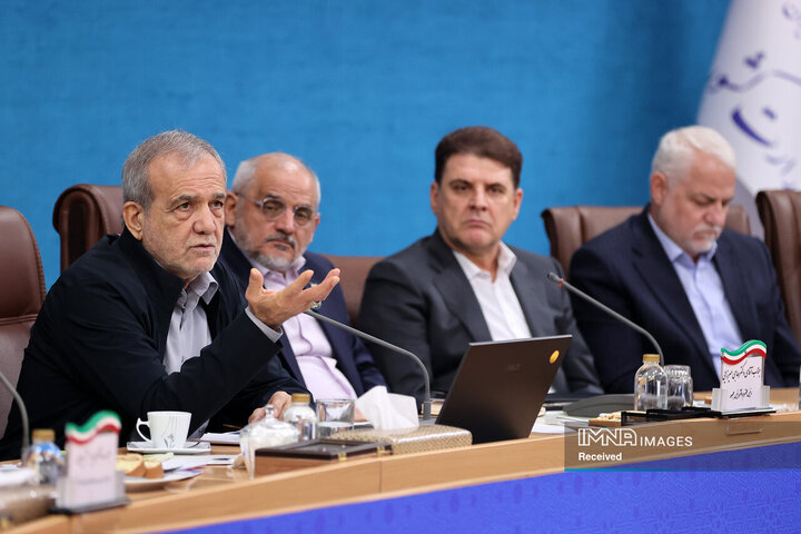 مسعود پزشکیان، رئیس جمهور در حال سخنرانی در نشست با استانداران