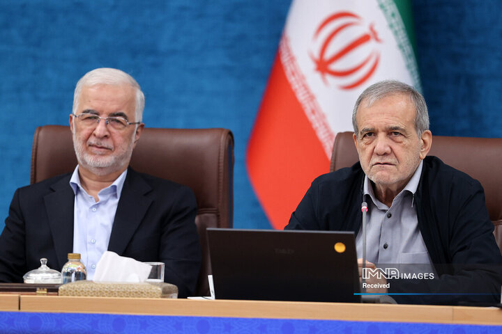 مسعود پزشکیان، رئیس جمهور در حال سخنرانی در نشست با استانداران